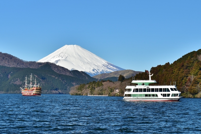 冬の芦ノ湖から見える富士山