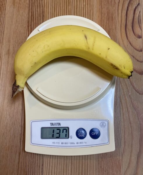 1本137gのバナナ