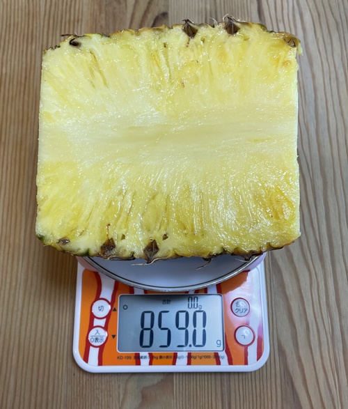 パイナップル1/2個の重さ